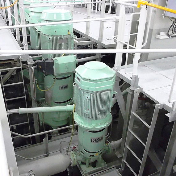 DESMI industripumper til håndtering af væsker i et maskinrum med gelændere.