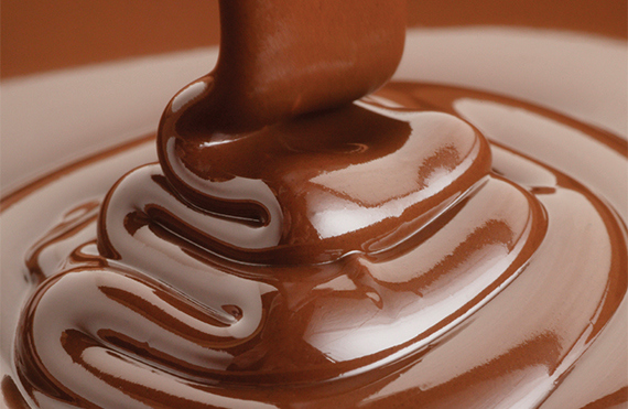 Glat, blank chokolade hældes i en hvirvlende bevægelse.