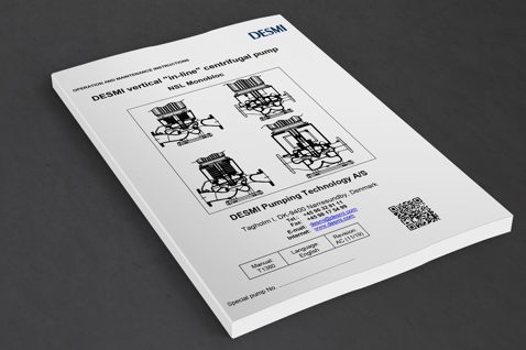 DESMI manual til vertikal "in-line" centrifugalpumpe NSL Monobloc, på et bord.