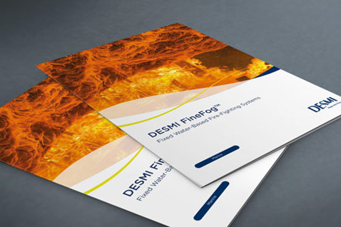 DESMI FineFog brochurer for faste vandbaserede brandslukningssystemer på et bord.