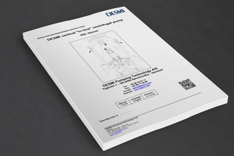 Manual for DESMI vertikal in-line centrifugalpumpe, NSL Spacer, på et bord.