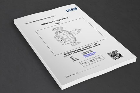 DESMI centrifugalpumpe NSLH manual på et bord, inkluderer kontaktinformation og QR-kode.