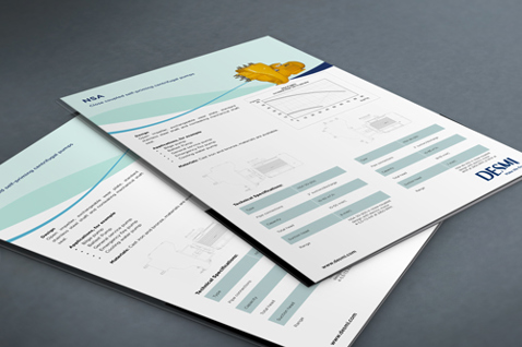 Brochurer med DESMI-produktinformation og præstationsdiagrammer på et bord.