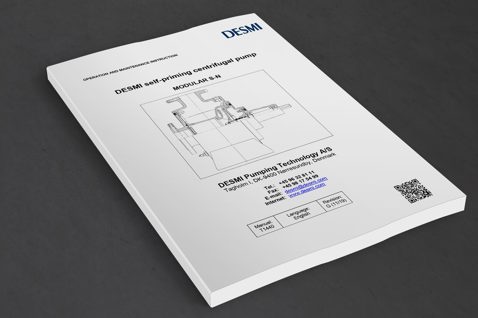 DESMI betjeningsmanual for selvansugende centrifugalpumpe, Modular S-N, på mørk overflade.