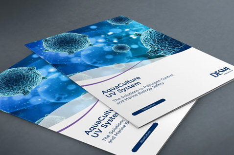 Brochurer med titlen "Aquaculture UV System" med DESMI-logo på en grå overflade.