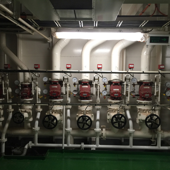 Industrielt rørsystem med flere ventiler og måleinstrumenter til håndtering af væsker.