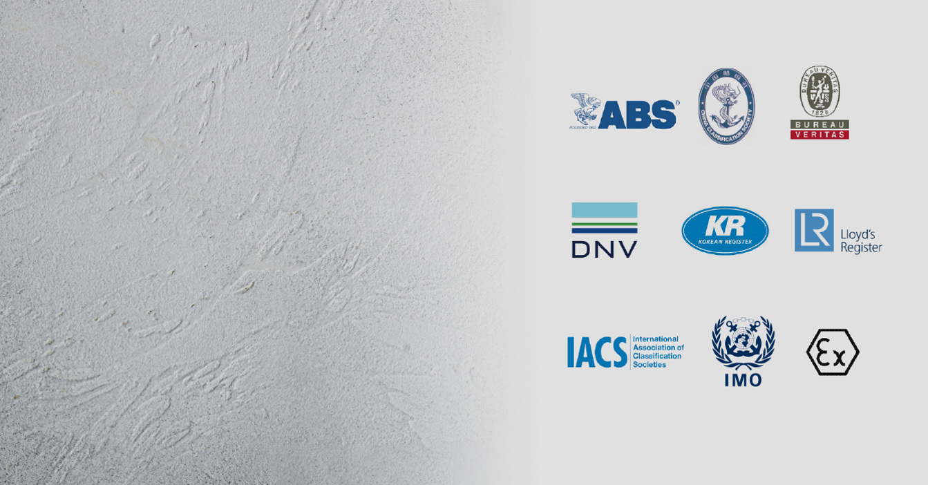 Forskellige internationale maritime og sikkerhedsorganisationers logoer på en tekstureret grå baggrund.