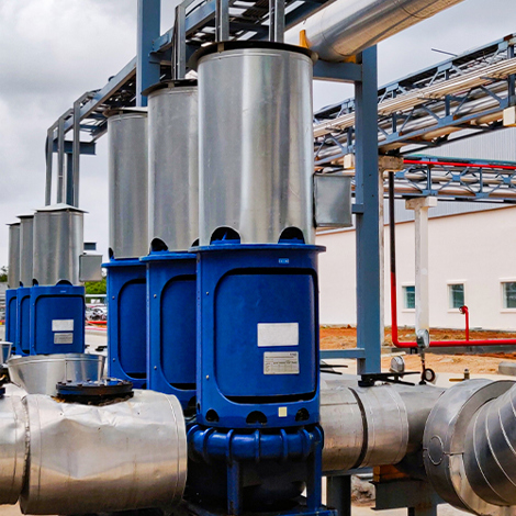 Blå DESMI-pumper i en industriel facilitet til væskehåndteringsoperationer.