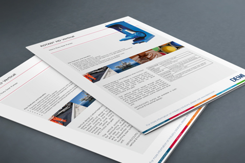 Brochurer, der fremviser DESMI-produkter til marine og industrielle anvendelser, på et bord.