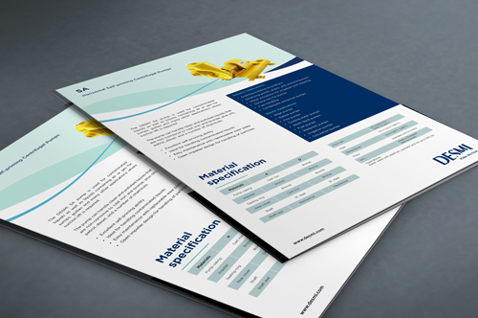 DESMI brochurer med produktbilleder og specifikationer på en grå overflade.