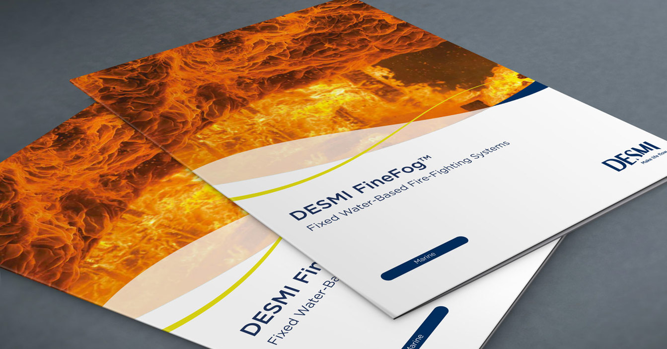 Brochurer for DESMI FineFog vandbaserede brandslukningssystemer med flammende baggrund.