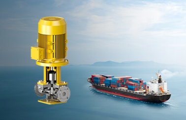 Gul DESMI-pumpe med et fragtskib i baggrunden på havet.