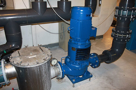 Blå DESMI centrifugalpumpe installeret i et industrielt væskehåndteringssystem.