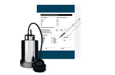 Dykpumpe ved siden af en formular og en pen, hvilket indikerer installationsdokumentation.