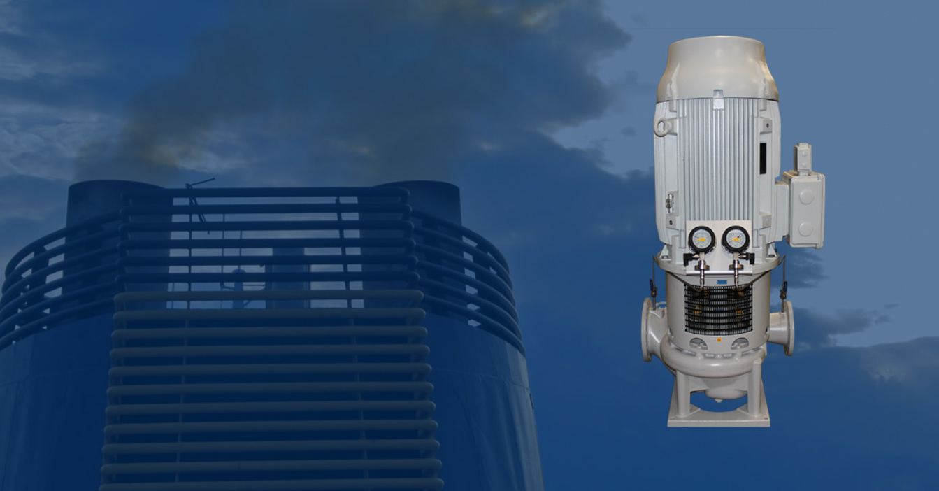 Industriel pumpe med målere mod en skyet himmelbaggrund.