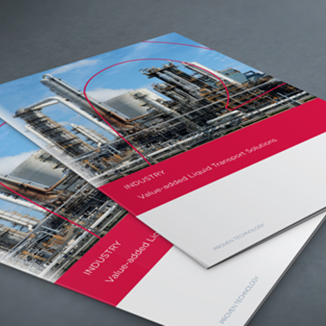 Brochurer med titlen "Industry: Value-added Liquid Transport Solutions" med billeder af industrifaciliteter, hvor DESMI-logoet er synligt.