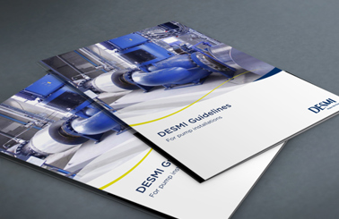 DESMI retningslinjehæfte for pumpeinstallationer, med billeder af blå industrielle pumper.