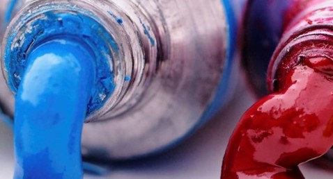 Tuber med farverig maling, inklusive grøn, blå, rød og gul, klemt ud.