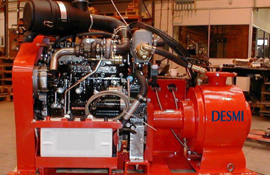 Rød DESMI motorenhed i et industrielt miljø til væskehåndteringsoperationer.