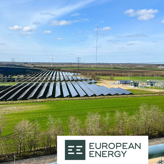 Solpaneler og vindmøller i et grønt landskab, European Energy-logo synligt.