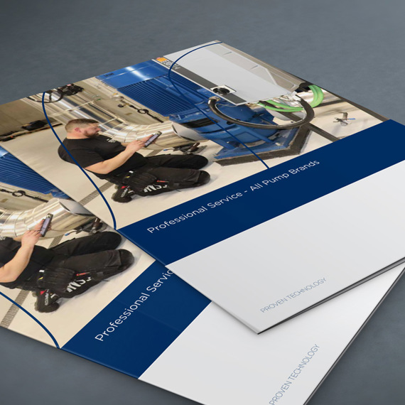 Brochureforside med en tekniker, der servicerer industrielle pumper, mærket "DESMI Professional Service."