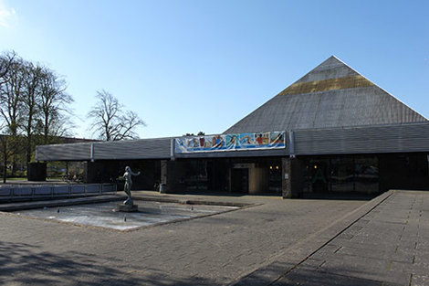 Industrielle pumper og rør i en facilitet til håndtering af væskeoperationer.