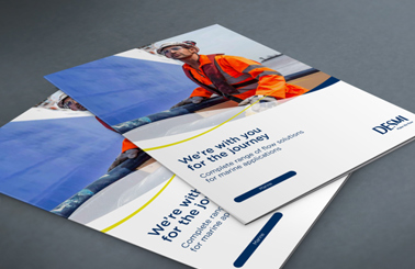 DESMI brochurer med marine løsninger og en arbejder iført sikkerhedsudstyr.