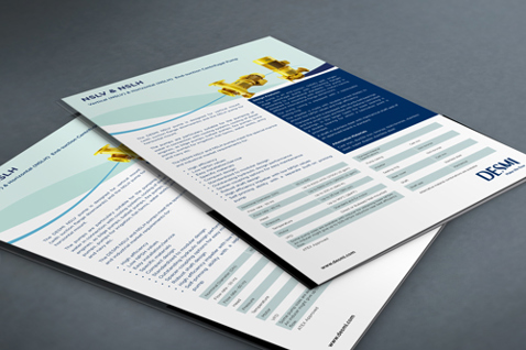 DESMI brochurer med produktdetaljer og billeder, placeret på en grå overflade.